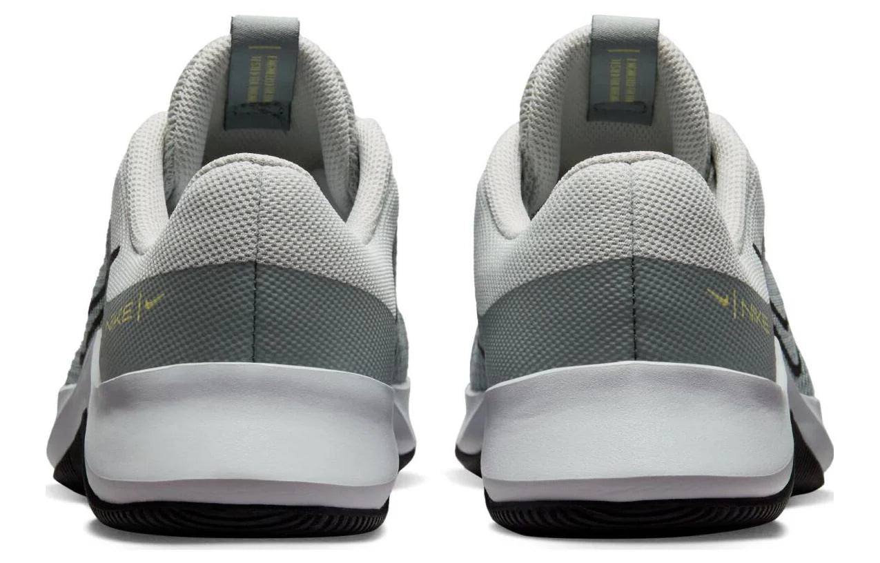 NIKE MC TRAINER 2 ‘LIGHT SILVER MICA GREEN’