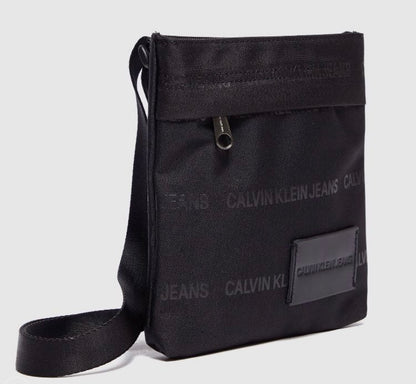 CALVIN KLEIN ESSENTIAL FLAT BAG