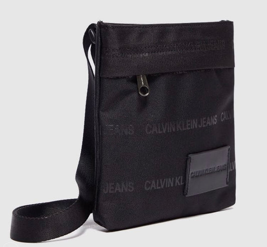 CALVIN KLEIN ESSENTIAL FLAT BAG