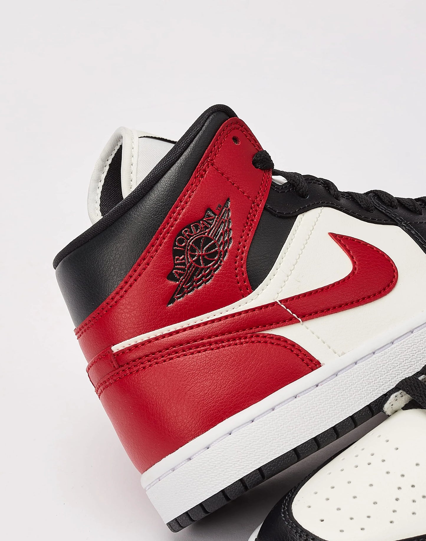 NIKE AIR JORDAN 1 MID
