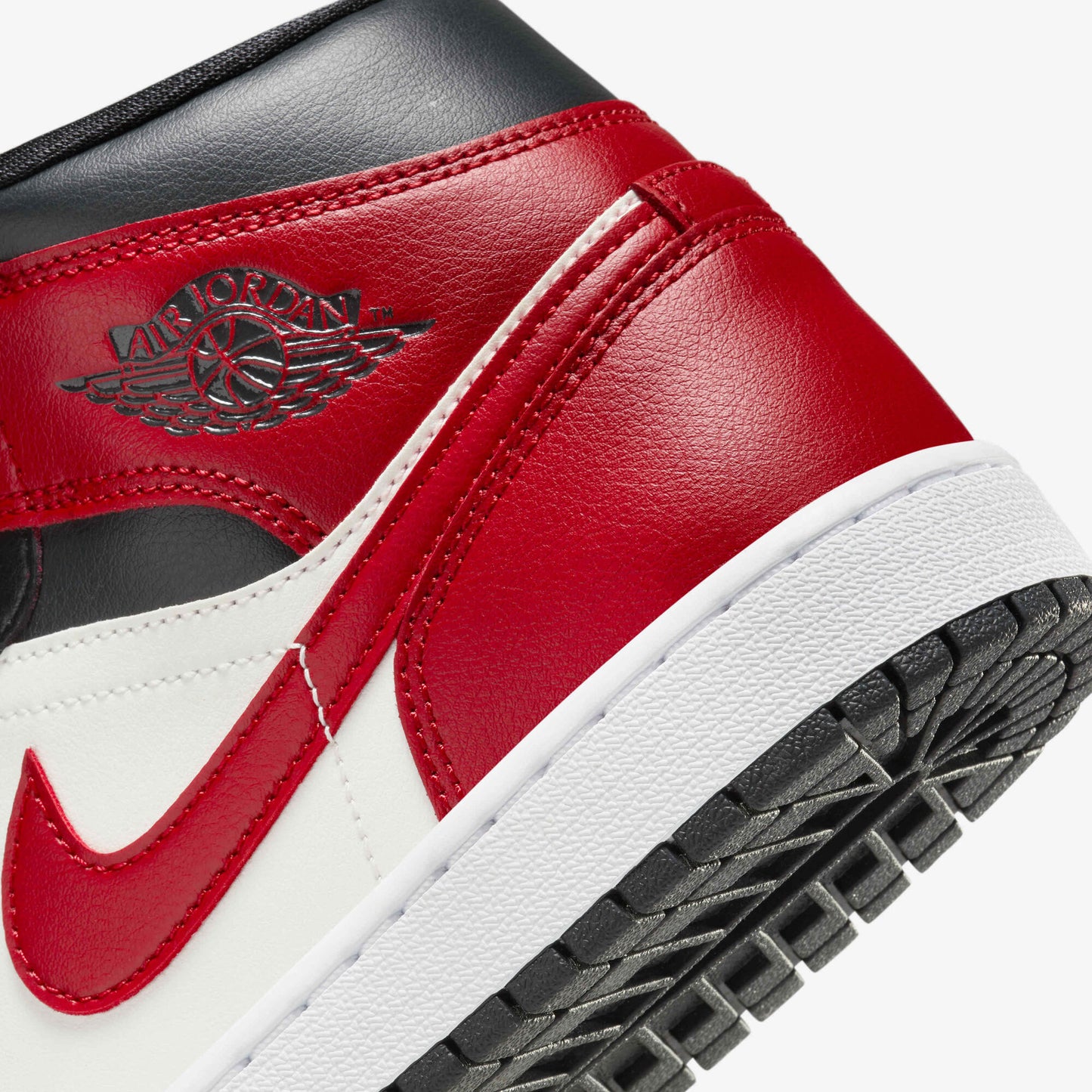 NIKE AIR JORDAN 1 MID