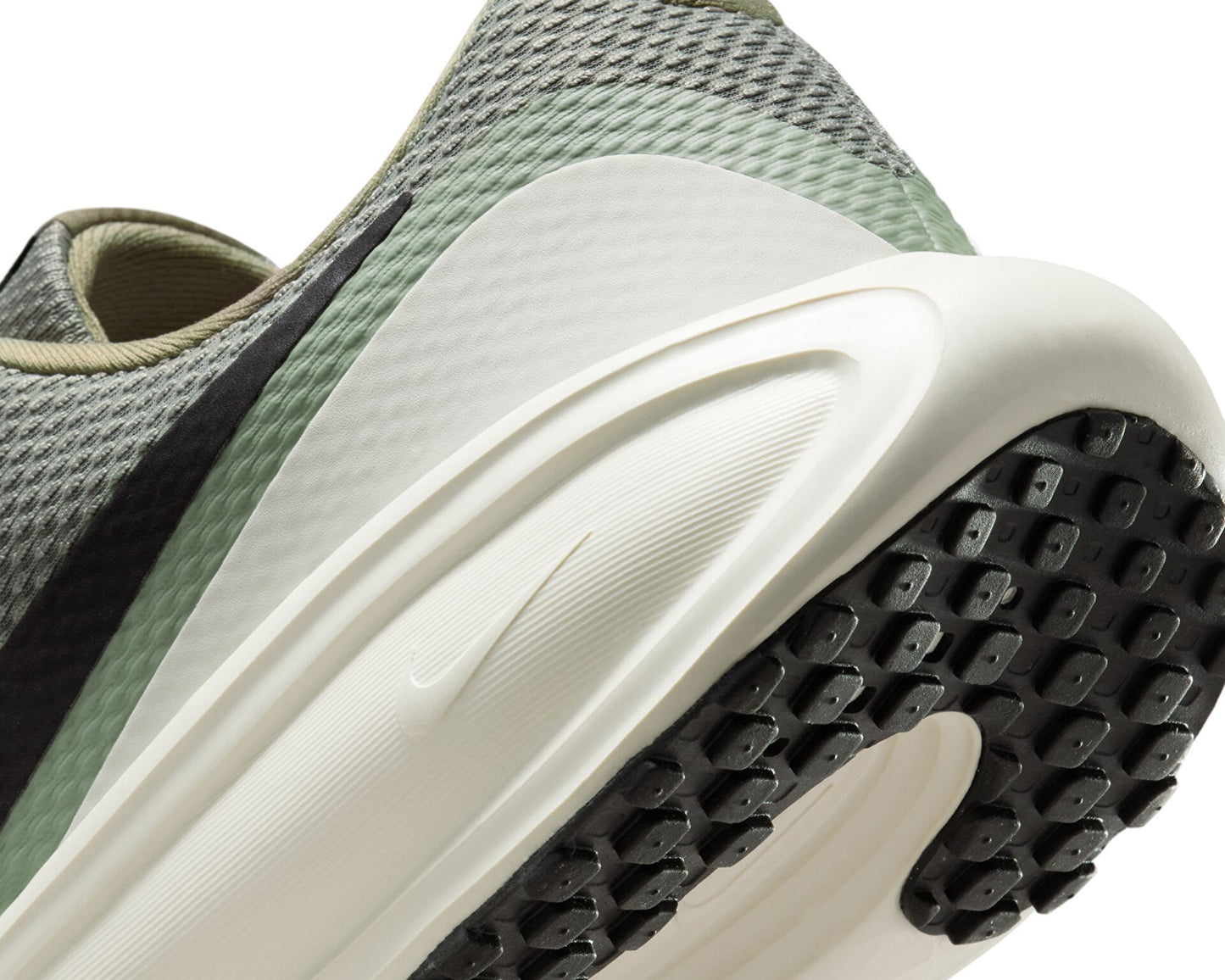 NIKE REVOLUTION 8